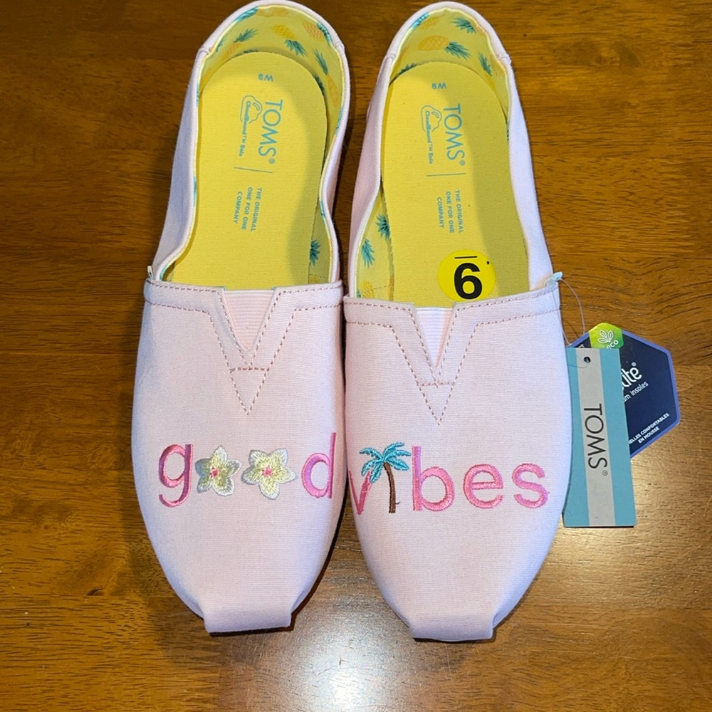 Toms Light Pink w/pineapple “Good Vibes” Slip-on shoes Loafers Beach New…